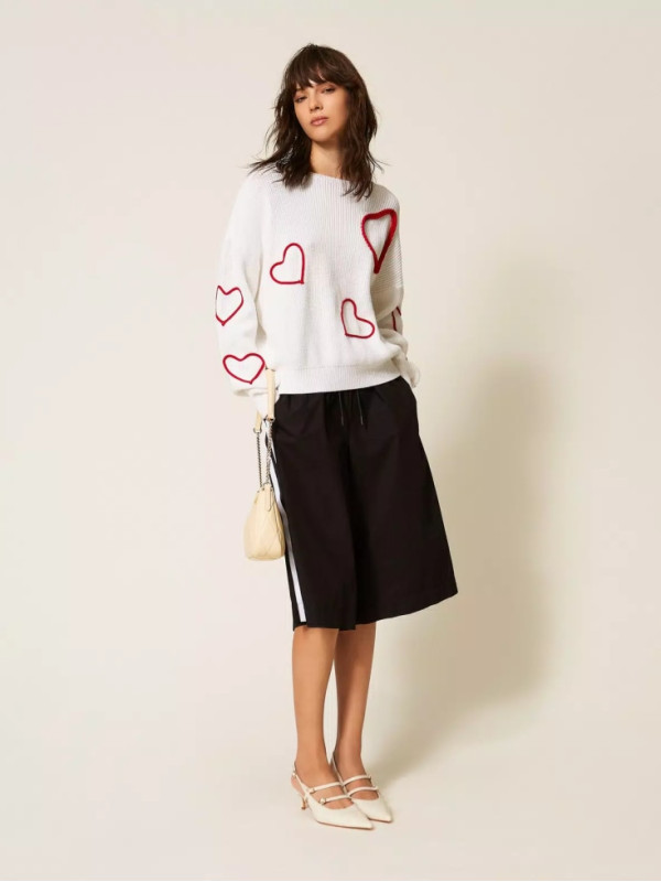 Светр з вишивкою серця / Білий / Пурпуровий