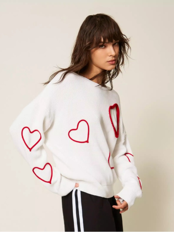 Светр з вишивкою серця / Білий / Пурпуровий