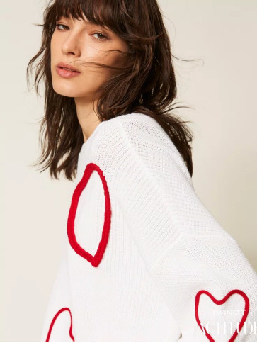 Светр з вишивкою серця / Білий / Пурпуровий