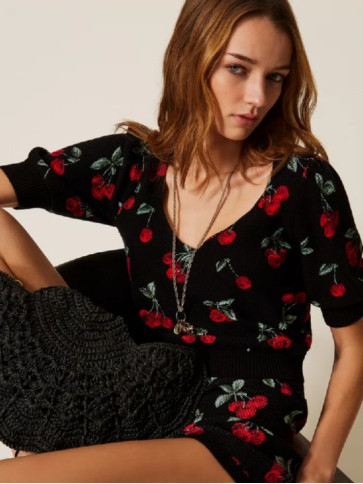 Светр з вишневим принтом / Вишні Чорний/Червоний